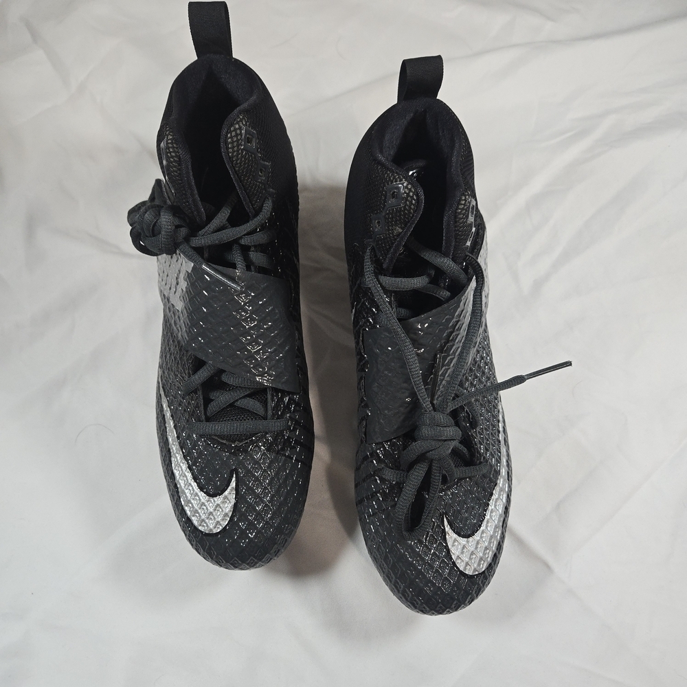 Nike Black and White Athletic Cleats, baseball,